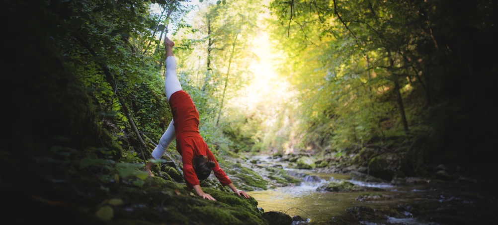 Gabi beim Yoga in der Glasenbachklamm